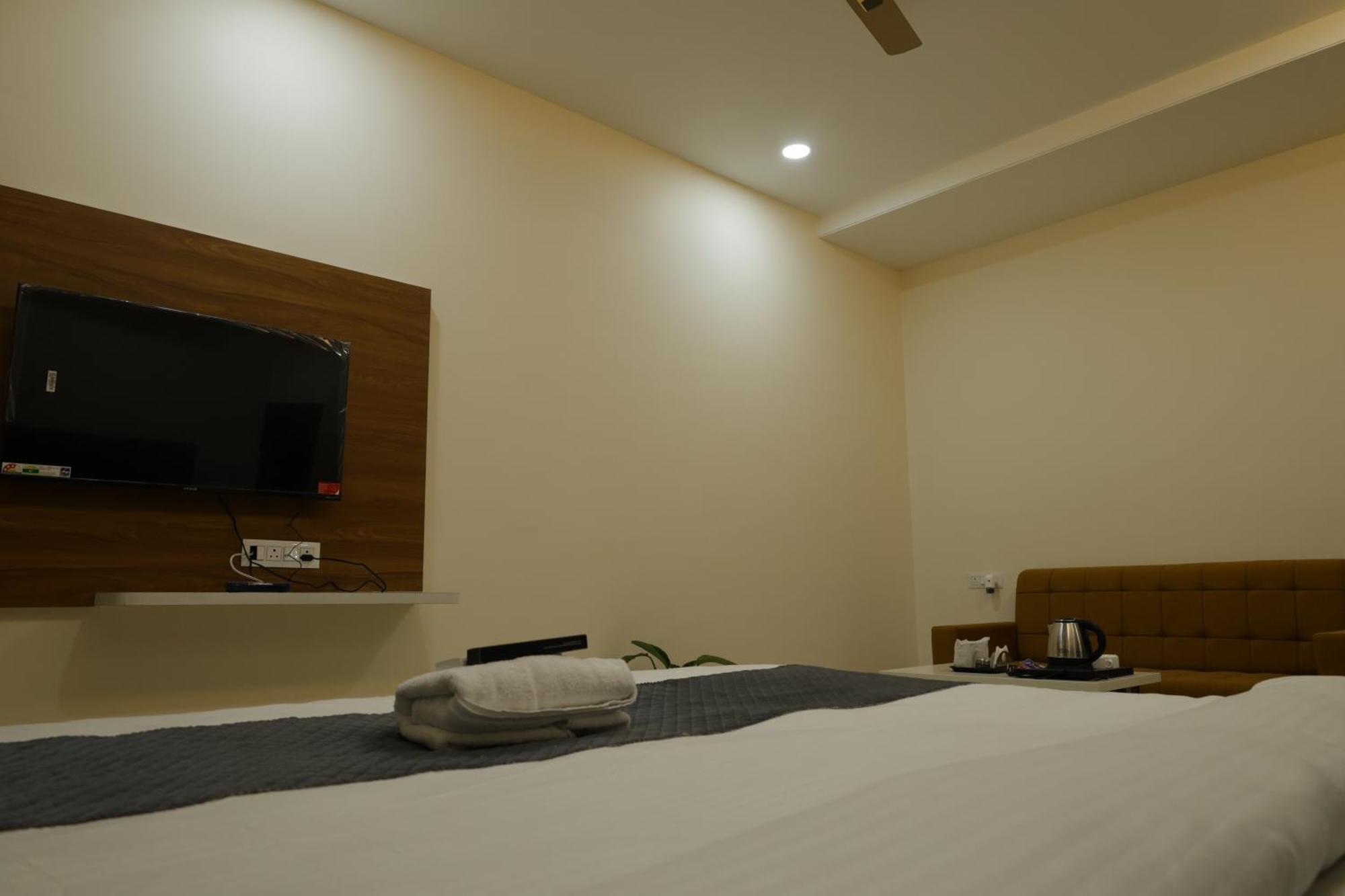 Hotel The Prime Land Hoshangabad Exterior photo